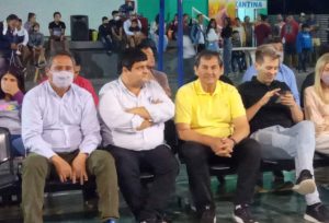 El intendente Atilio Basualdo y el presidente de la FFB Jorge Zarza, disfrutando del espectáculo boxístico.