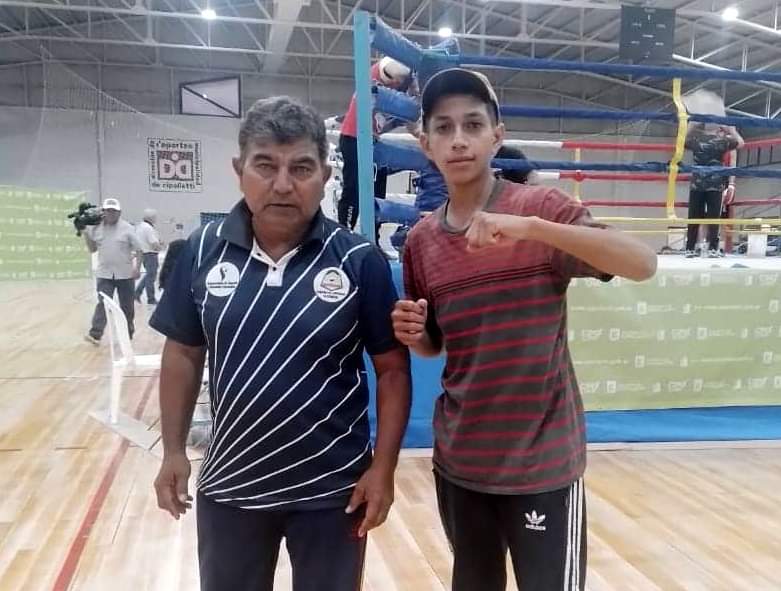 Camilo Salazar junto a su entrenador Alberto Salas, ambos son de Pirané.