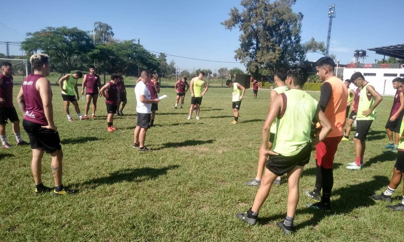 El técnico Rodas Gómez brinda explicaciones a sus dirigidos en una pausa del entrenamiento matinal.